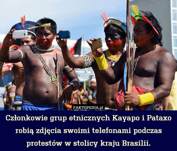 Członkowie grup etnicznych Kayapo i Pataxo robią zdjęcia swoimi telefonami podczas protestów w stolicy kraju Brasilii. 