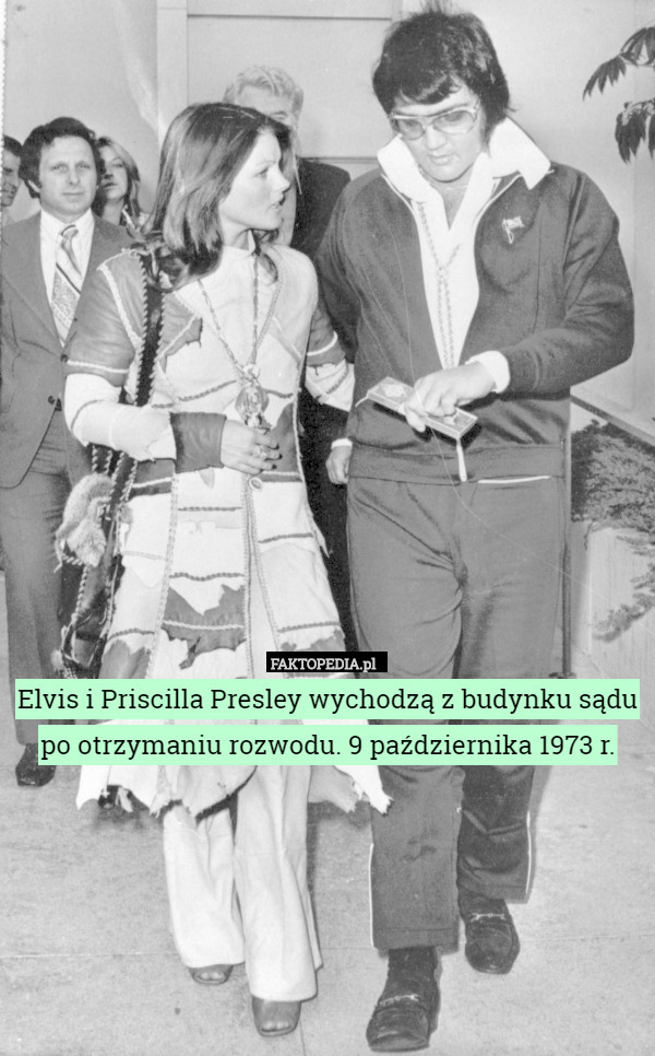 Elvis i Priscilla Presley wychodzą z budynku sądu po otrzymaniu rozwodu. 9 października 1973 r. 