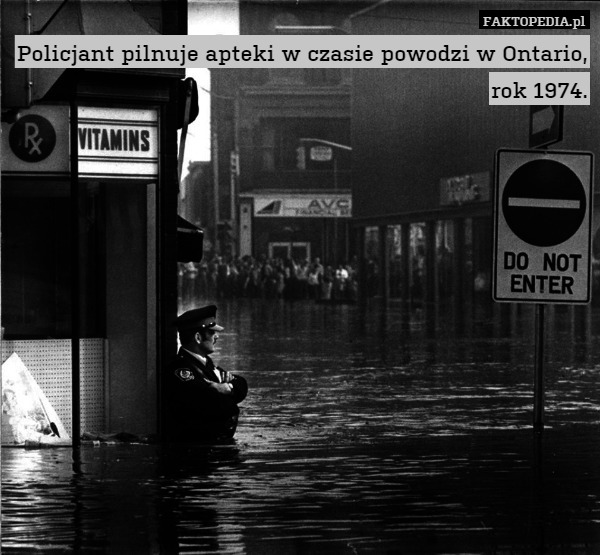 Policjant pilnuje apteki w czasie powodzi w Ontario, rok 1974. 