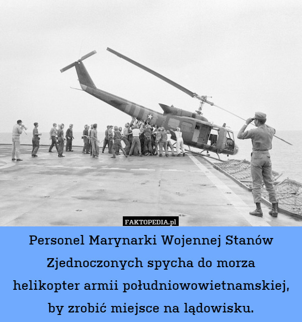 Personel Marynarki Wojennej Stanów Zjednoczonych spycha do morza
helikopter armii południowowietnamskiej, by zrobić miejsce na lądowisku. 