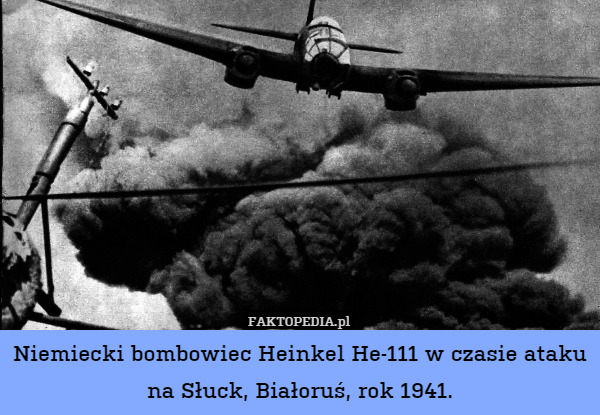 Niemiecki bombowiec Heinkel He-111 w czasie ataku na Słuck, Białoruś, rok 1941. 
