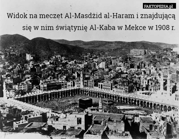 Widok na meczet Al-Masdżid al-Haram i znajdującą się w nim świątynię Al-Kaba w Mekce w 1908 r. 