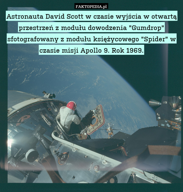 Astronauta David Scott w czasie wyjścia w otwartą przestrzeń z modułu dowodzenia "Gumdrop" sfotografowany z modułu księżycowego "Spider" w czasie misji Apollo 9. Rok 1969. 