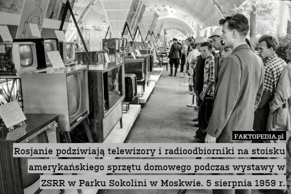 Rosjanie podziwiają telewizory i radioodbiorniki na stoisku amerykańskiego sprzętu domowego podczas wystawy w ZSRR w Parku Sokolini w Moskwie. 5 sierpnia 1959 r. 