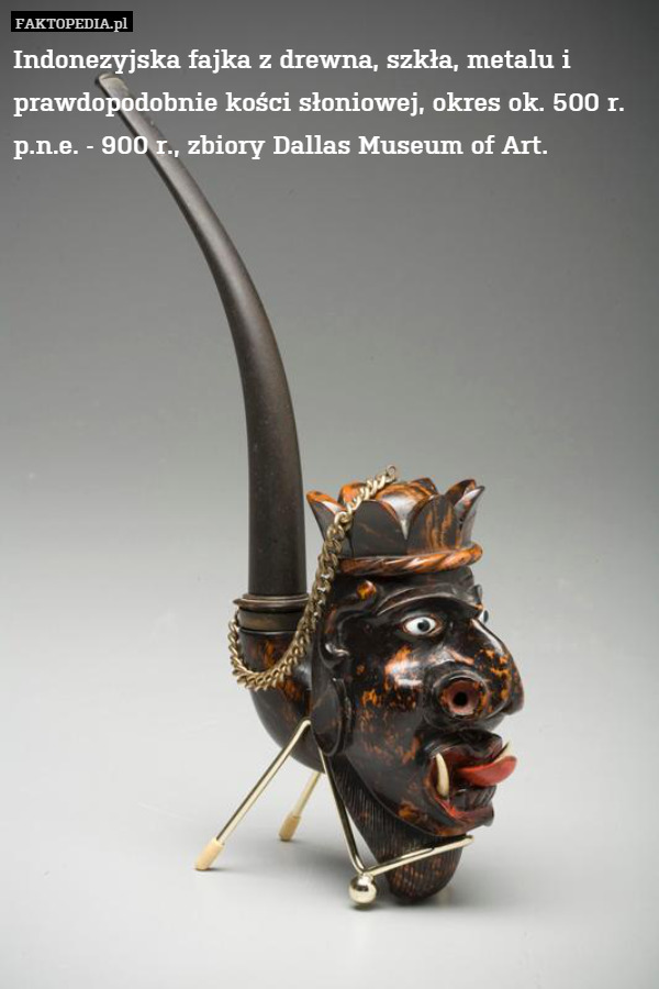 Indonezyjska fajka z drewna, szkła, metalu i prawdopodobnie kości słoniowej, okres ok. 500 r. p.n.e. - 900 r., zbiory Dallas Museum of Art. 