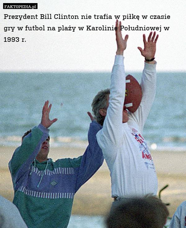 Prezydent Bill Clinton nie trafia w piłkę w czasie gry w futbol na plaży w Karolinie Południowej w 1993 r. 