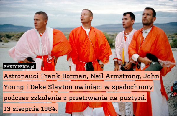 Astronauci Frank Borman, Neil Armstrong, John Young i Deke Slayton owinięci w spadochrony podczas szkolenia z przetrwania na pustyni.
13 sierpnia 1964. 