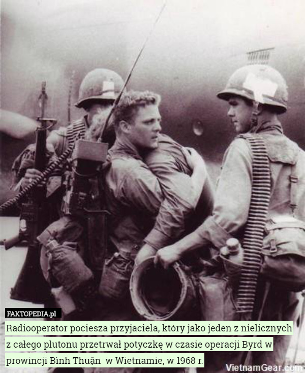 Radiooperator pociesza przyjaciela, który jako jeden z nielicznych z całego plutonu przetrwał potyczkę w czasie operacji Byrd w prowincji Bình Thuận  w Wietnamie, w 1968 r. 