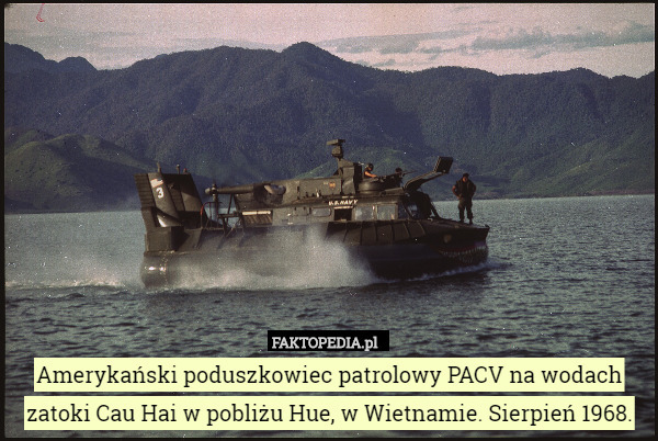 Amerykański poduszkowiec patrolowy PACV na wodach zatoki Cau Hai w pobliżu Hue, w Wietnamie. Sierpień 1968. 