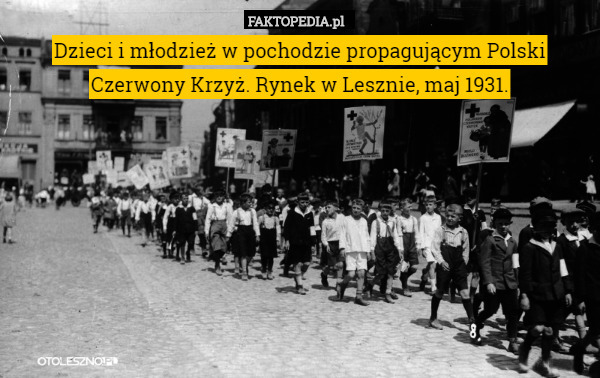 Dzieci i młodzież w pochodzie propagującym Polski Czerwony Krzyż. Rynek w Lesznie, maj 1931. 