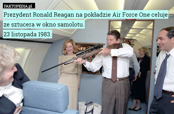 Prezydent Ronald Reagan na pokładzie Air Force One celuje ze sztucera w okno samolotu.
23 listopada 1983. 