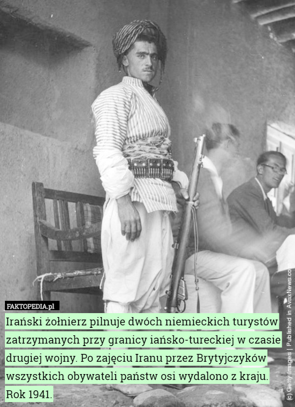 Irański żołnierz pilnuje dwóch niemieckich turystów zatrzymanych przy granicy iańsko-tureckiej w czasie drugiej wojny. Po zajęciu Iranu przez Brytyjczyków wszystkich obywateli państw osi wydalono z kraju. Rok 1941. 