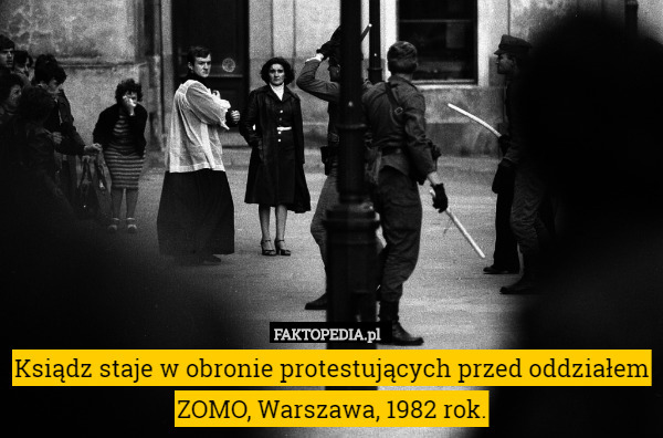 Ksiądz staje w obronie protestujących przed oddziałem ZOMO, Warszawa, 1982 rok. 