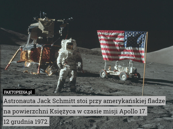 Astronauta Jack Schmitt stoi przy amerykańskiej fladze na powierzchni Księżyca w czasie misji Apollo 17.
12 grudnia 1972. 