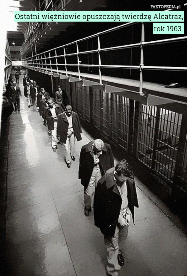 Ostatni więźniowie opuszczają twierdzę Alcatraz, rok 1963. 