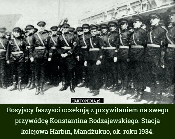 Rosyjscy faszyści oczekują z przywitaniem na swego przywódcę Konstantina Rodzajewskiego. Stacja kolejowa Harbin, Mandżukuo, ok. roku 1934. 