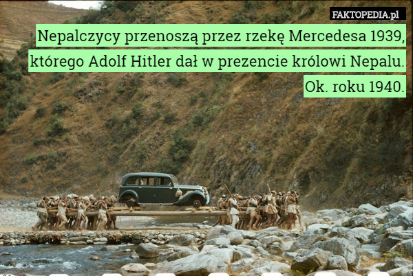 Nepalczycy przenoszą przez rzekę Mercedesa 1939, którego Adolf Hitler dał w prezencie królowi Nepalu. Ok. roku 1940. 