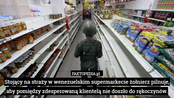 Stojący na straży w wenezuelskim supermarkecie żołnierz pilnuje, aby pomiędzy zdesperowaną klientelą nie doszło do rękoczynów. 