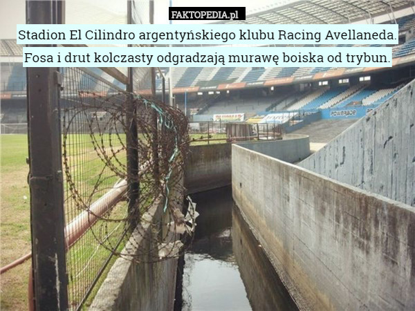 Stadion El Cilindro argentyńskiego klubu Racing Avellaneda. Fosa i drut kolczasty odgradzają murawę boiska od trybun. 
