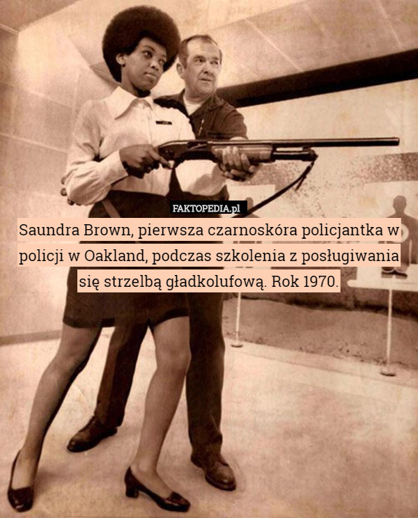 Saundra Brown, pierwsza czarnoskóra policjantka w policji w Oakland, podczas szkolenia z posługiwania się strzelbą gładkolufową. Rok 1970. 