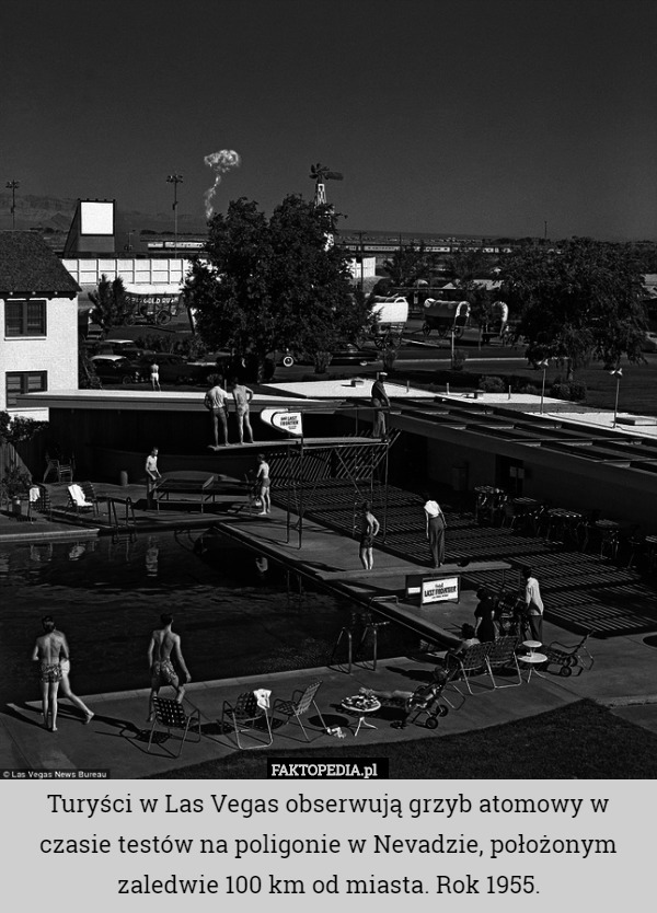 Turyści w Las Vegas obserwują grzyb atomowy w czasie testów na poligonie w Nevadzie, położonym zaledwie 100 km od miasta. Rok 1955. 