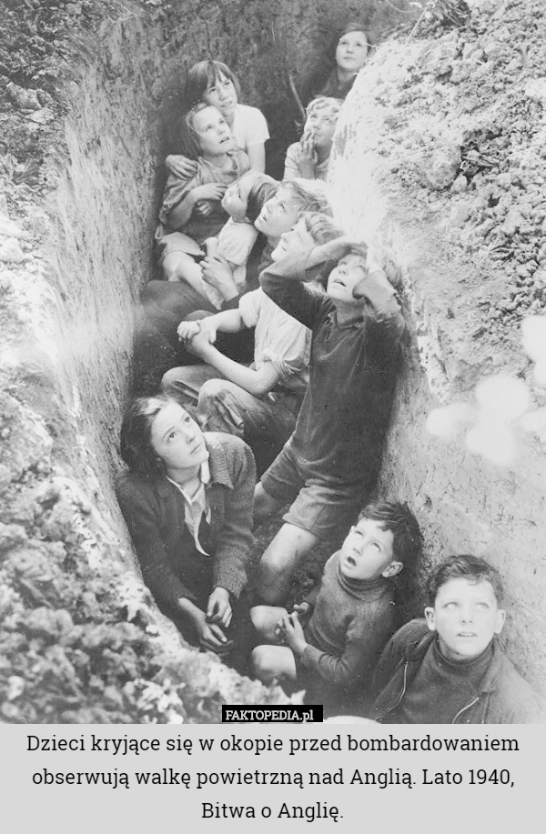 Dzieci kryjące się w okopie przed bombardowaniem obserwują walkę powietrzną nad Anglią. Lato 1940, Bitwa o Anglię. 