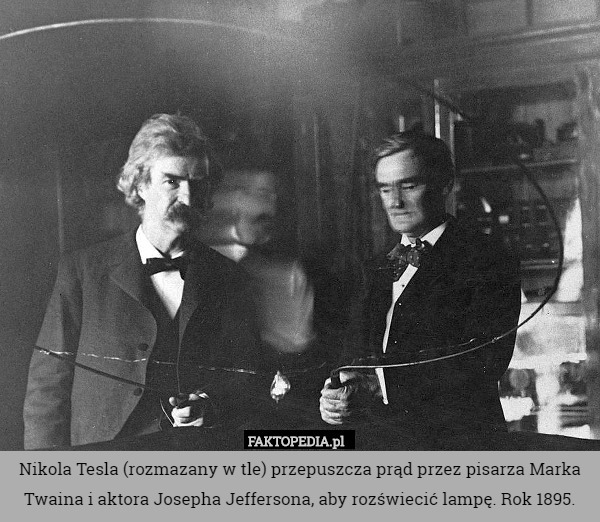 Nikola Tesla (rozmazany w tle) przepuszcza prąd przez pisarza Marka Twaina i aktora Josepha Jeffersona, aby rozświecić lampę. Rok 1895. 