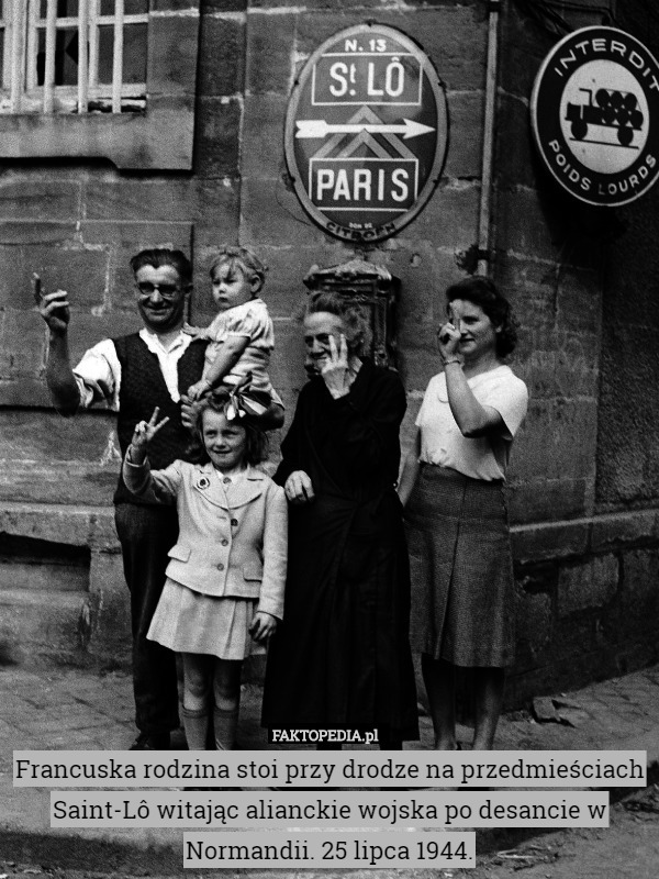 Francuska rodzina stoi przy drodze na przedmieściach Saint-Lô witając alianckie wojska po desancie w Normandii. 25 lipca 1944. 