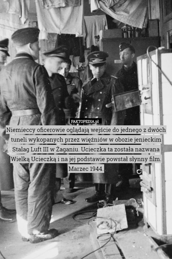 Niemieccy oficerowie oglądają wejście do jednego z dwóch tuneli wykopanych przez więźniów w obozie jenieckim Stalag Luft III w Żaganiu. Ucieczka ta została nazwana Wielką Ucieczką i na jej podstawie powstał słynny film.
Marzec 1944. 