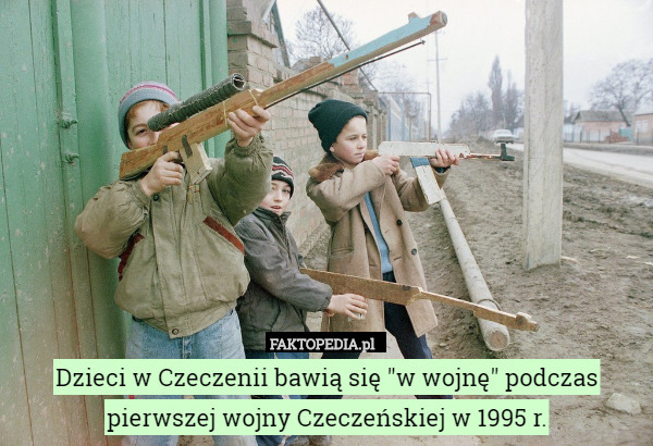 Dzieci w Czeczenii bawią się "w wojnę" podczas pierwszej wojny Czeczeńskiej w 1995 r. 