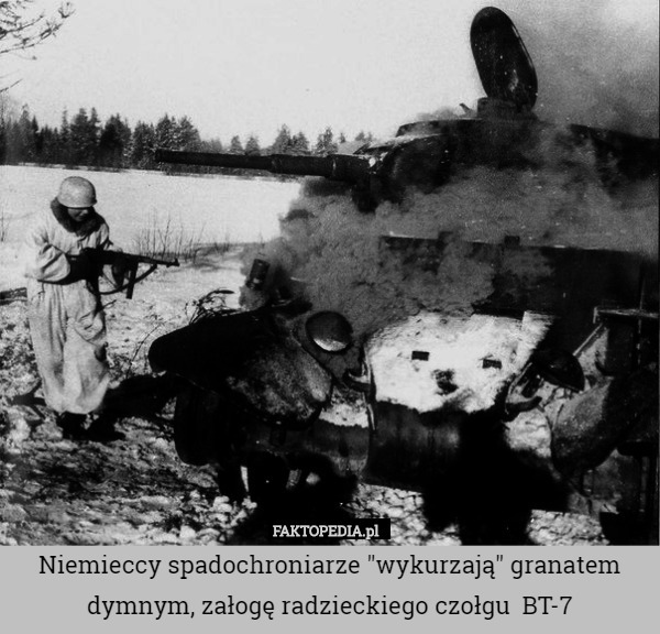 Niemieccy spadochroniarze "wykurzają" granatem dymnym, załogę radzieckiego czołgu  BT-7 