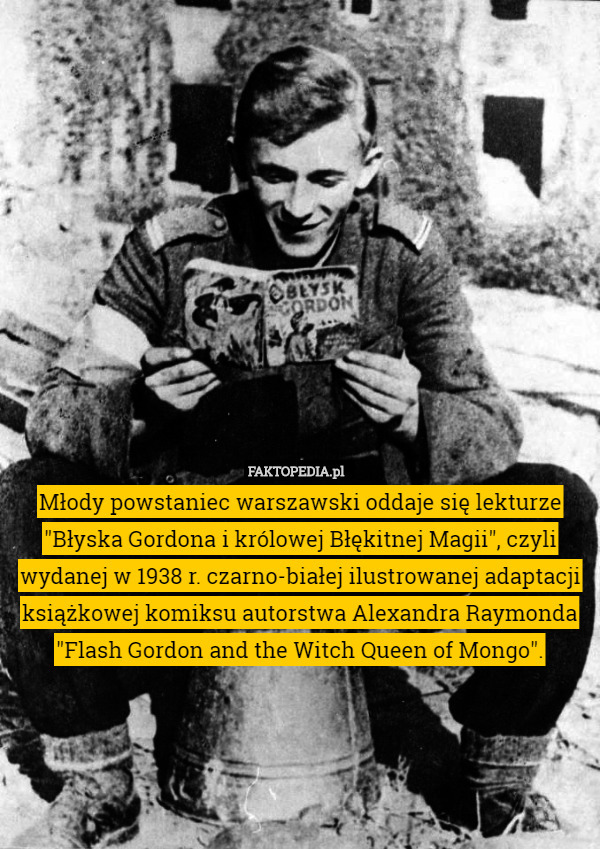 Młody powstaniec warszawski oddaje się lekturze "Błyska Gordona i królowej Błękitnej Magii", czyli wydanej w 1938 r. czarno-białej ilustrowanej adaptacji książkowej komiksu autorstwa Alexandra Raymonda "Flash Gordon and the Witch Queen of Mongo". 
