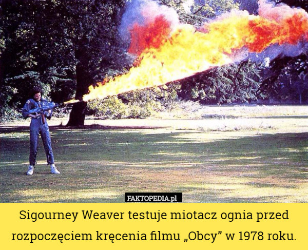 Sigourney Weaver testuje miotacz ognia przed rozpoczęciem kręcenia filmu „Obcy” w 1978 roku. 