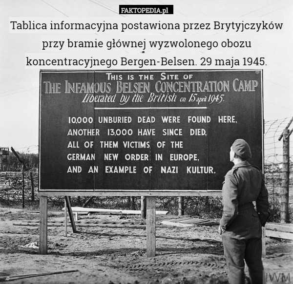 Tablica informacyjna postawiona przez Brytyjczyków przy bramie głównej wyzwolonego obozu koncentracyjnego Bergen-Belsen. 29 maja 1945. 
