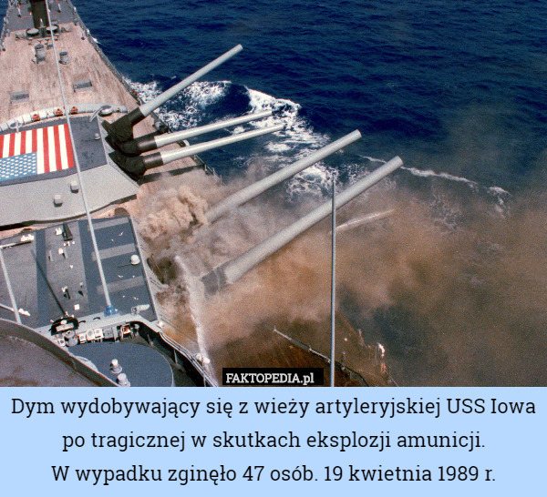 Dym wydobywający się z wieży artyleryjskiej USS Iowa po tragicznej w skutkach eksplozji amunicji.
 W wypadku zginęło 47 osób. 19 kwietnia 1989 r. 