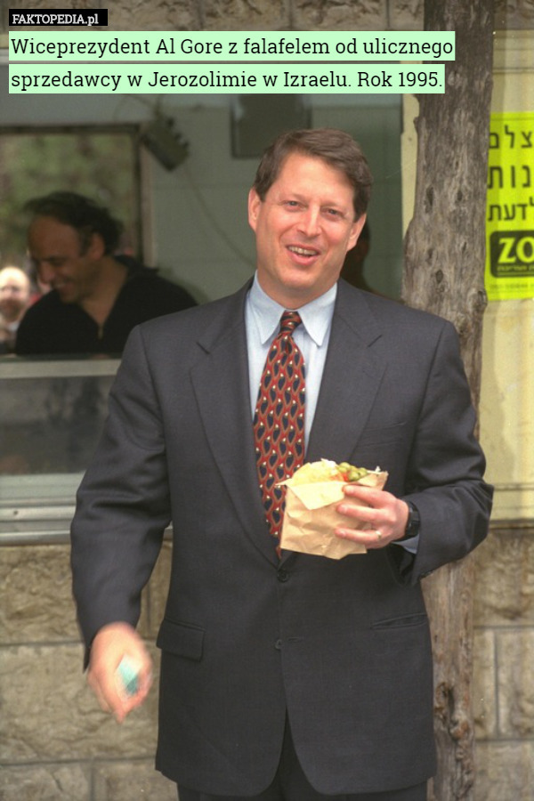 Wiceprezydent Al Gore z falafelem od ulicznego sprzedawcy w Jerozolimie w Izraelu. Rok 1995. 