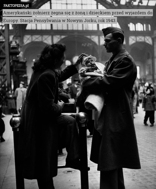 Amerykański żołnierz żegna się z żoną i dzieckiem przed wyjazdem do Europy. Stacja Pensylwania w Nowym Jorku, rok 1943. 