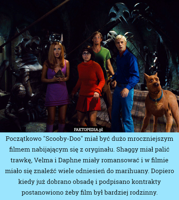 Początkowo "Scooby-Doo" miał być dużo mroczniejszym filmem nabijającym się z oryginału. Shaggy miał palić trawkę, Velma i Daphne miały romansować i w filmie miało się znaleźć wiele odniesień do marihuany. Dopiero kiedy już dobrano obsadę i podpisano kontrakty postanowiono żeby film był bardziej rodzinny. 