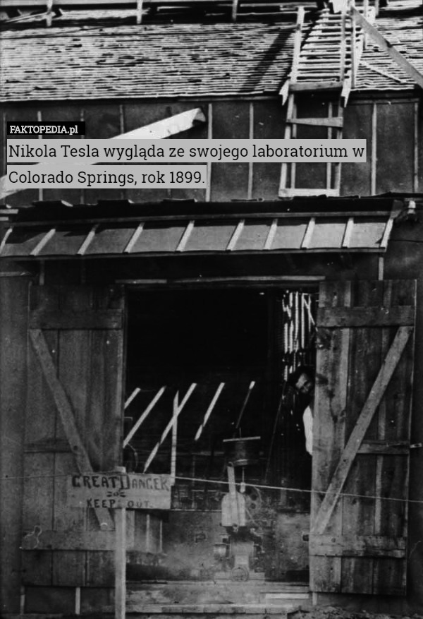 Nikola Tesla wygląda ze swojego laboratorium w Colorado Springs, rok 1899. 