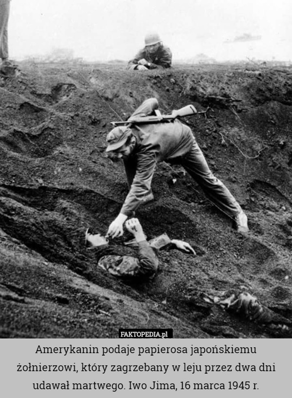 Amerykanin podaje papierosa japońskiemu żołnierzowi, który zagrzebany w leju przez dwa dni udawał martwego. Iwo Jima, 16 marca 1945 r. 