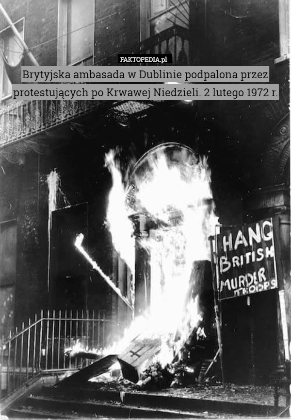 Brytyjska ambasada w Dublinie podpalona przez protestujących po Krwawej Niedzieli. 2 lutego 1972 r. 