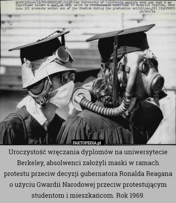 Uroczystość wręczania dyplomów na uniwersytecie Berkeley, absolwenci założyli maski w ramach protestu przeciw decyzji gubernatora Ronalda Reagana o użyciu Gwardii Narodowej przeciw protestującym studentom i mieszkańcom. Rok 1969. 