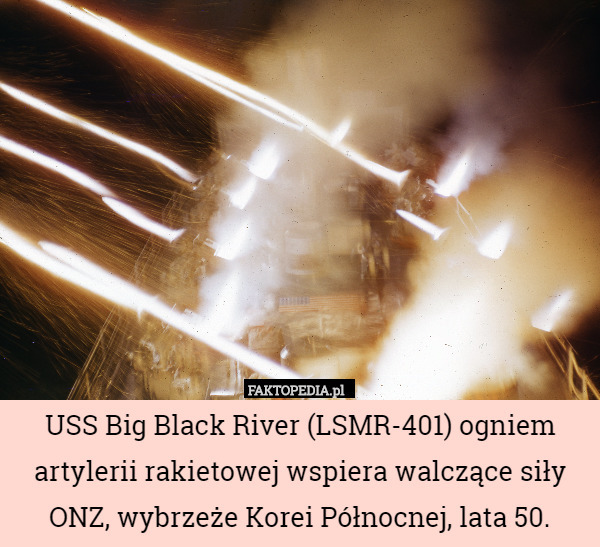 USS Big Black River (LSMR-401) ogniem artylerii rakietowej wspiera walczące siły ONZ, wybrzeże Korei Północnej, lata 50. 