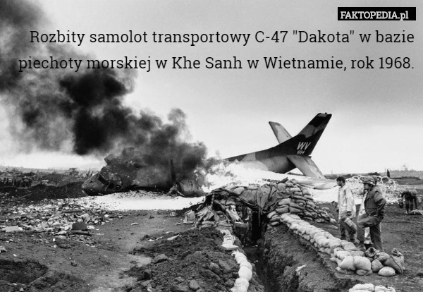 Rozbity samolot transportowy C-47 "Dakota" w bazie piechoty morskiej w Khe Sanh w Wietnamie, rok 1968. 