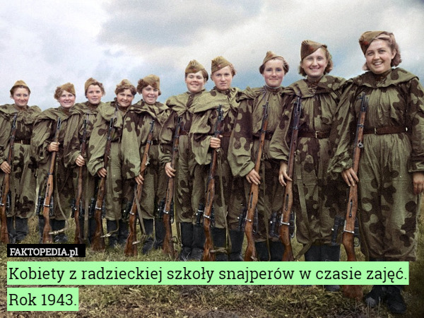 Kobiety z radzieckiej szkoły snajperów w czasie zajęć. Rok 1943. 