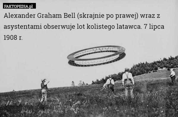 Alexander Graham Bell (skrajnie po prawej) wraz z asystentami obserwuje lot kolistego latawca. 7 lipca 1908 r. 