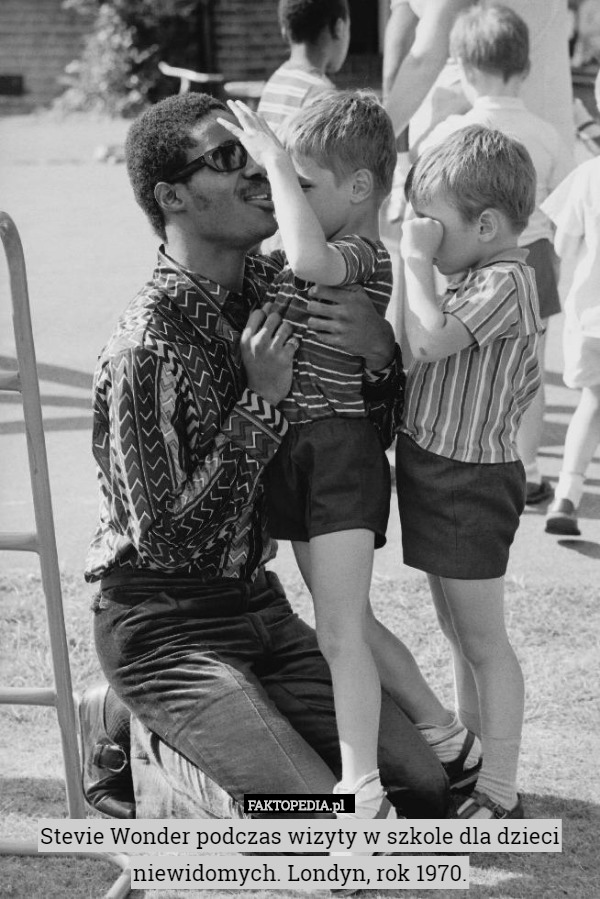 Stevie Wonder podczas wizyty w szkole dla dzieci niewidomych. Londyn, rok 1970. 
