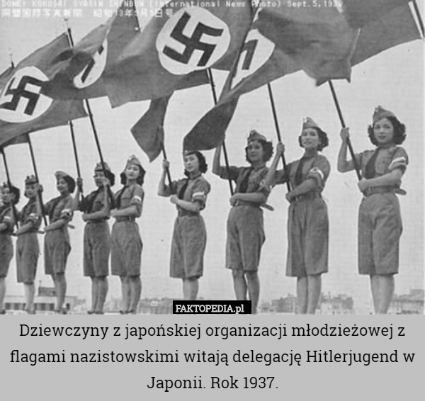 Dziewczyny z japońskiej organizacji młodzieżowej z flagami nazistowskimi witają delegację Hitlerjugend w Japonii. Rok 1937. 