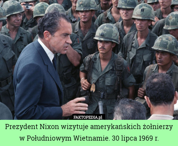Prezydent Nixon wizytuje amerykańskich żołnierzy w Południowym Wietnamie. 30 lipca 1969 r. 