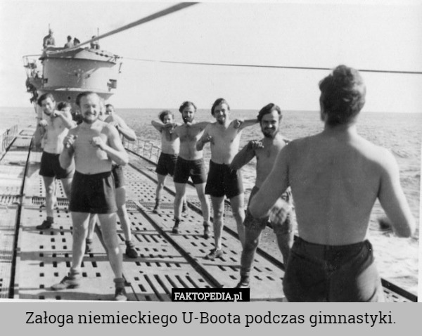Załoga niemieckiego U-Boota podczas gimnastyki. 